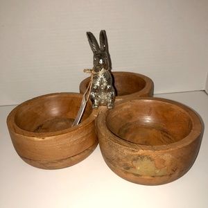 NWT Wooden dipping bowls and centered metal rabbit easter bunny
